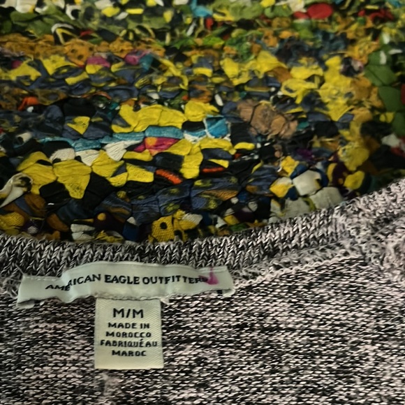 Super Soft n Cute American Eagle V Neck size Medium - Picture 2 of 5